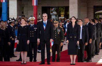 Detalles del vestuario de Raquel Arbaje y Raquel Peña en la rendición de cuentas