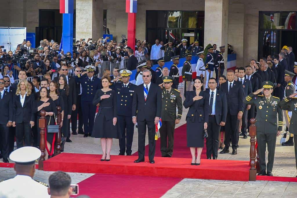 El mandatario llegó al Congreso pasadas las 10:12 de la mañana. En la imagen el momento en que rinden los honores militares.