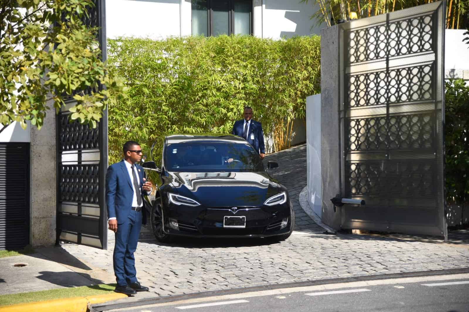 El presidente Luis Abinader junto a su esposa, la primera dama Raquel Arbaje, saliendo de su casa para ir al Congreso Nacional.