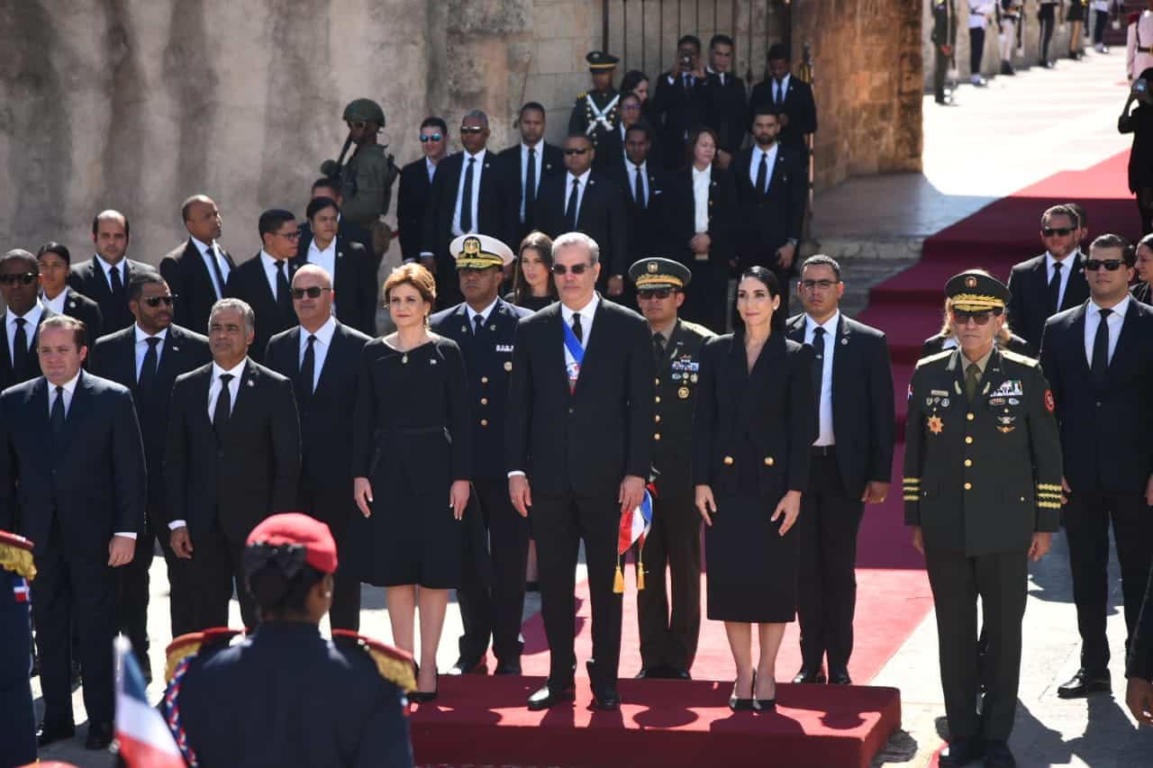 El presidente de la República, Luis Abinader, depositó una ofrenda floral en el Altar de la Patria la tarde de este lunes por el 179 aniversario de la Independencia Nacional.