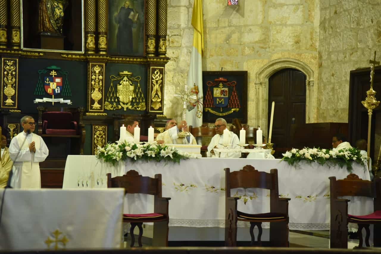 El acto religioso estuvo presidido por el obispo auxiliar de la Arquidiócesis de Santo Domingo,  Ramón Benito Ángeles.