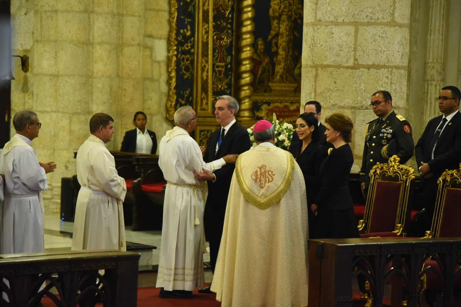 El mandatario asistió a la Catedral Primada de América, en la Ciudad Colonial, para el tedeum que se realiza como parte de la tradición de los actos conmemorativos por el Día de la Independencia Nacional.