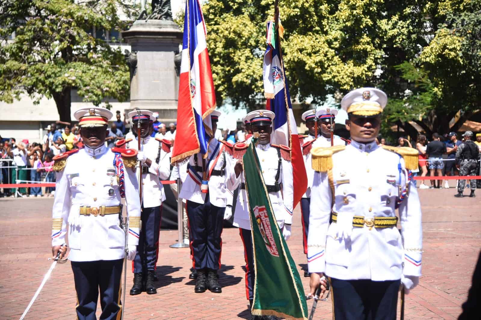 Previo al ingreso a la Catedral, así como a su llegada y salida al Altar de la Patria al mandatario le fueron rendidos los honores militares de estilo  por su investidura consistentes en una selva de 21 cañonazos.