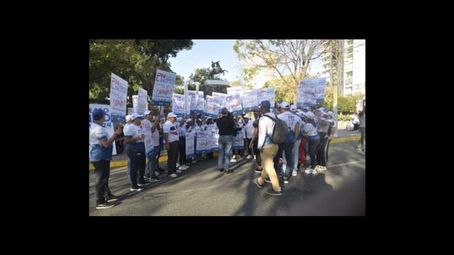 Movimientos reeleccionistas esperan llegada del presidente al Congreso Nacional