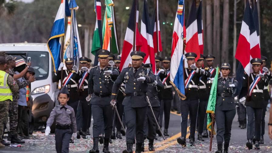 Tras dos años de ausencia, el desfile militar regresa con poderío y esplendor Tras dos años de ausencia, el desfile militar regresa con poderío y esplendor