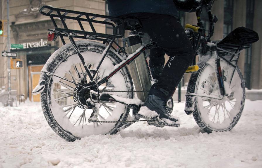 Nueva York registra su mayor nevada en un invierno inusualmente templado