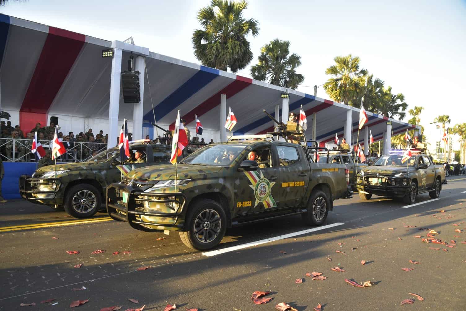 Unidades del Ejército desfilan frente al podio presidencial.