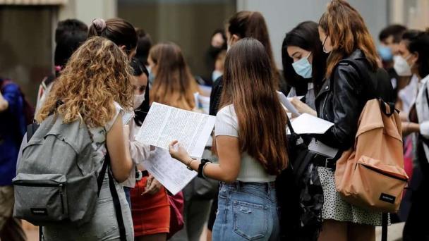 Estudiantes exigen al Supremo de EE.UU. el perdón de la deuda estudiantil