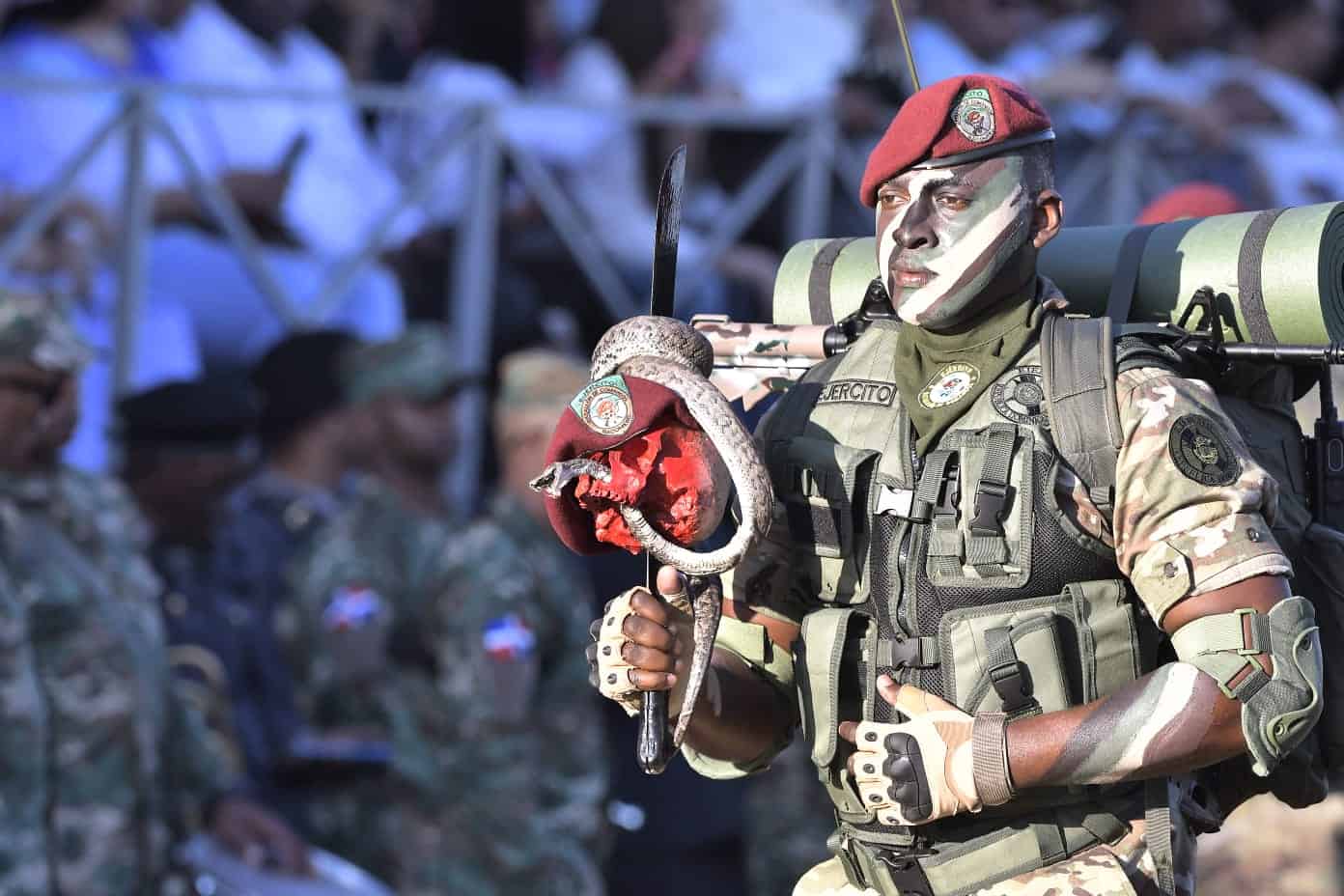 Un soldado desfila con motivo del 179 aniversario de la Independencia Nacional. 