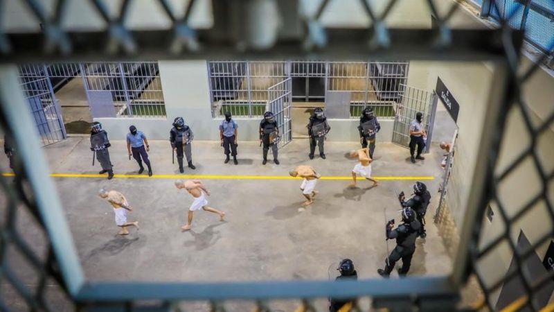 El Salvador mueve a primeros 2,000 pandilleros a mega cárcel