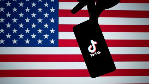 ¿Por qué EEUU prohíbe a los empleados públicos usar TikTok?