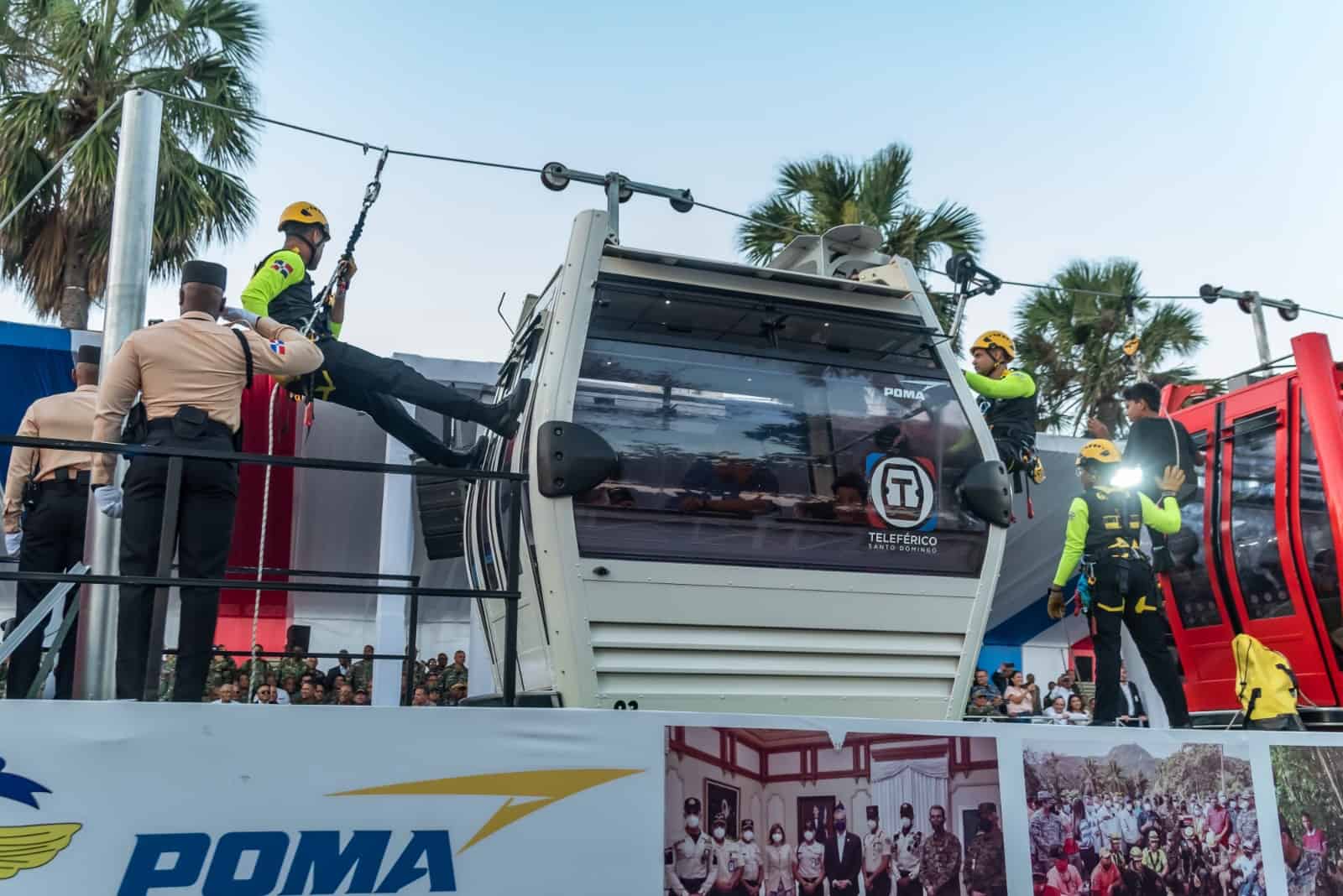 Funiculares del teleférico en el desfile militar. 