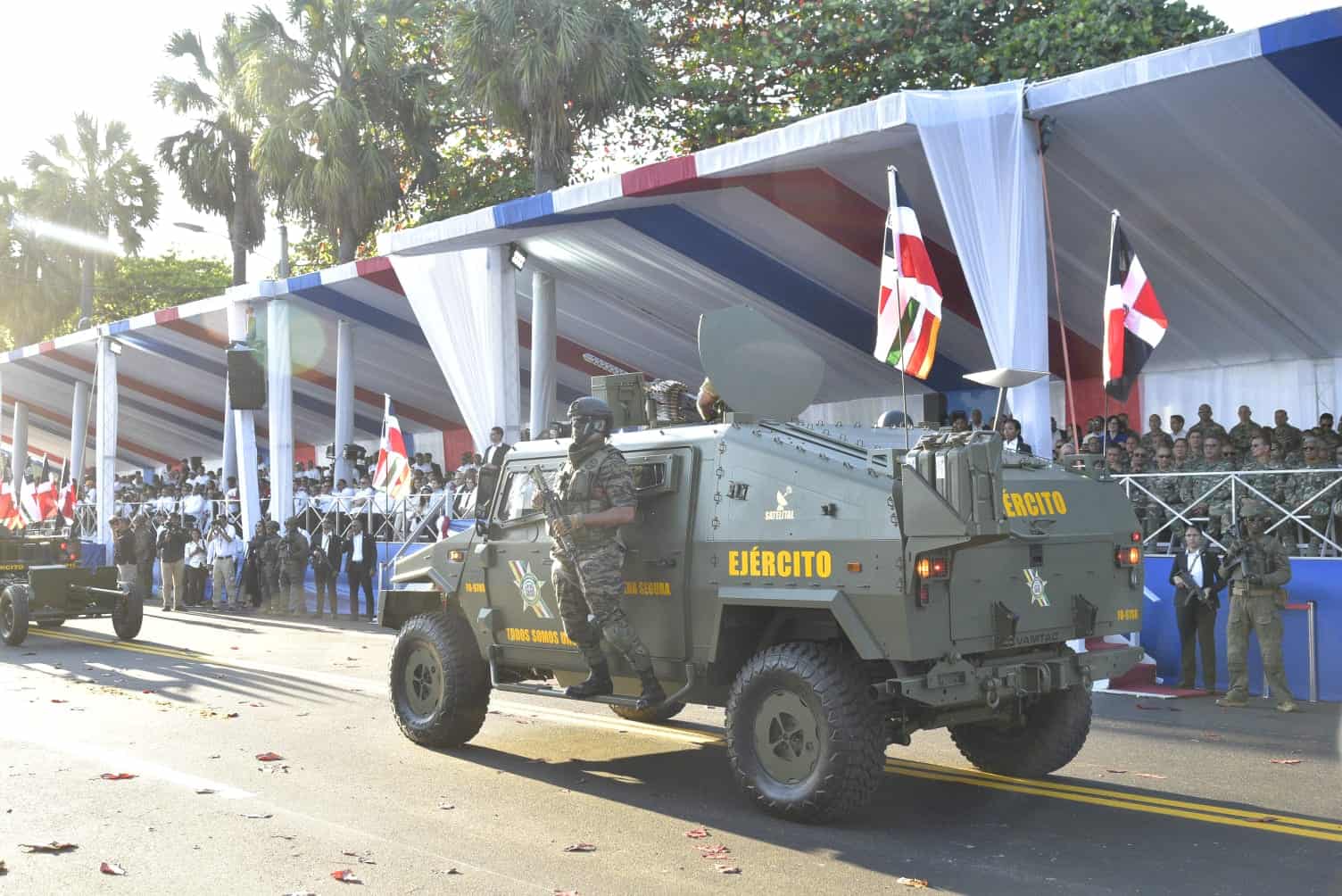 Vehículos del Ejército en el desfile militar en el Malecón.