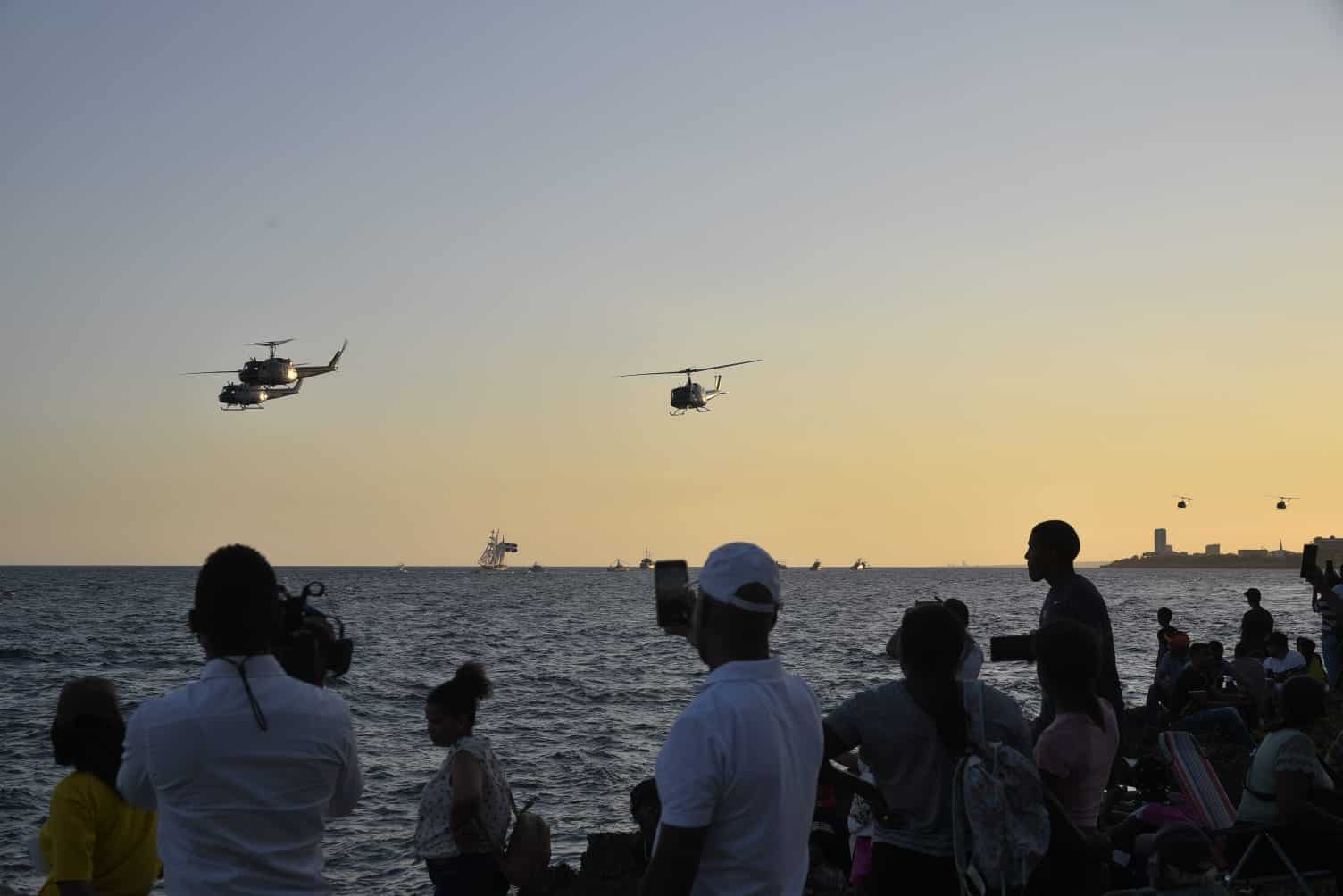 Helicópteros de la Fuerza Aérea hacen una demostración en el Malecón de Santo Domingo durante el defile militar por el 179 aniversario de la Independencia Nacional. 