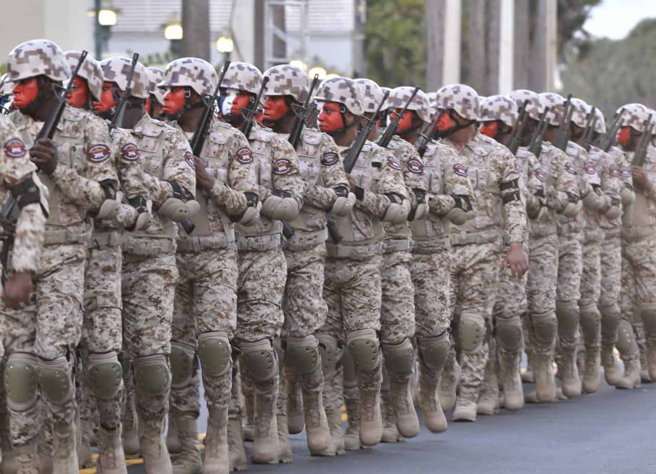 Alineados, así desfilaron estos guardias. 