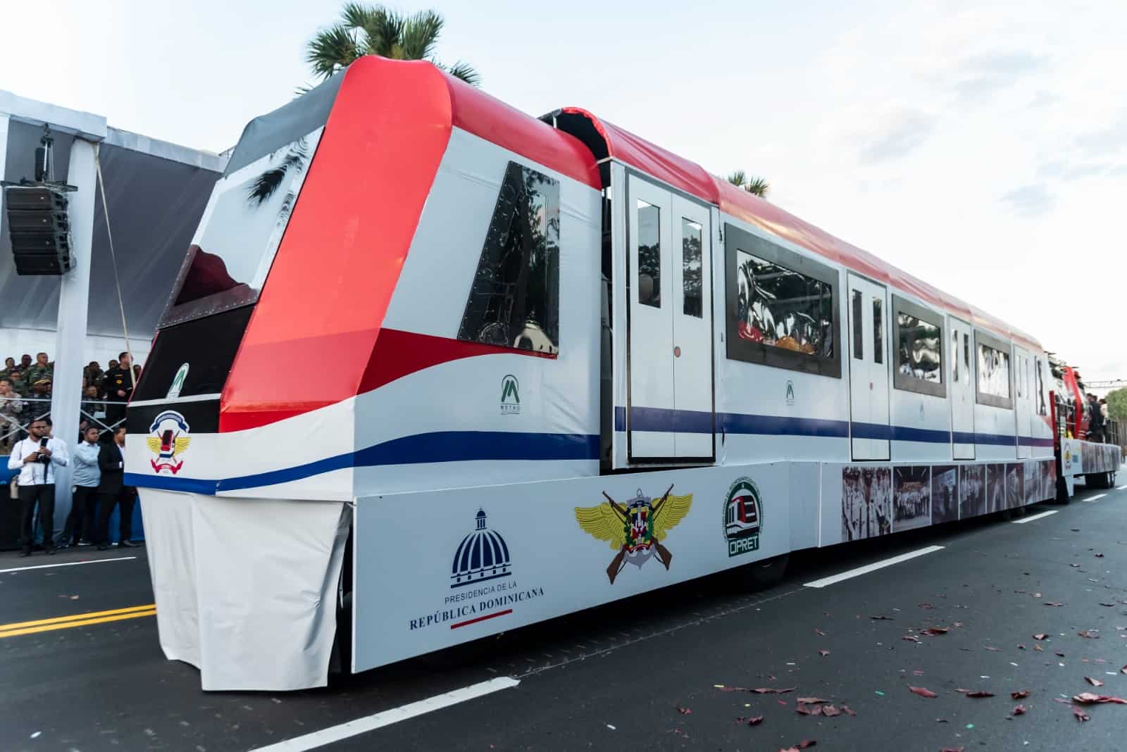 Maqueta del Metro de Santo Domingo en el desfile militar. 