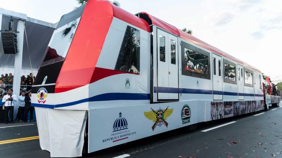 Vagón del Metro y cabinas del Teleférico en desfile militar