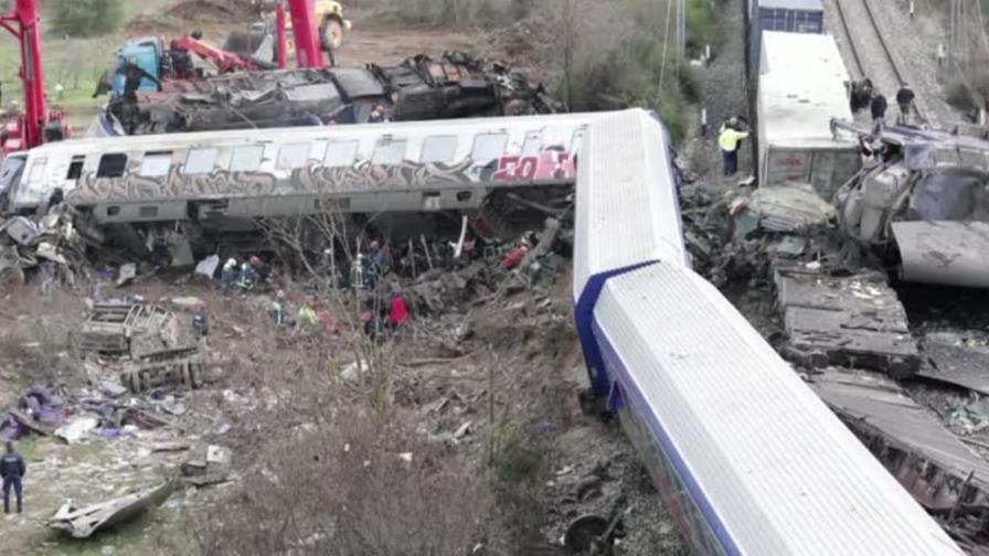 Al menos 36 muertos en choque frontal de dos trenes en Grecia