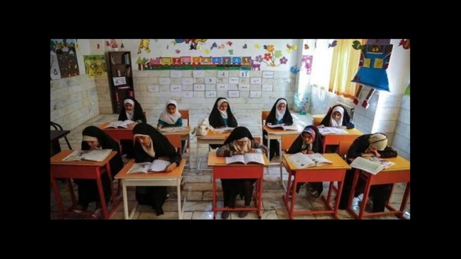 Más de un centenar de alumnas son envenenadas en varios colegios de Irán Más de un centenar de alumnas son envenenadas en varios colegios de Irán