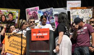 Familiares de víctimas de Uvalde encaran al jefe de policía