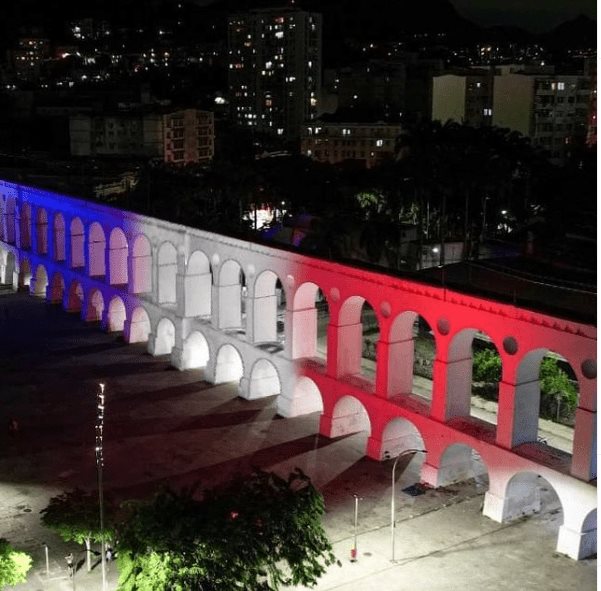 Iluminan en Brasil los Arcos de Lapa con colores de  bandera dominicana