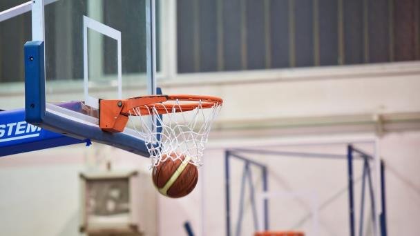 Equipo de baloncesto femenino pierde por forfeit al negarse a jugar contra basketbolista trans