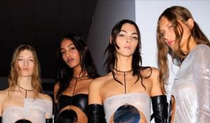 Courr&egrave;ges lleva la ansiedad a la moda: un espejo muestra el vac&iacute;o interior