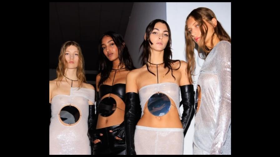 Courrèges lleva la ansiedad a la moda: un espejo muestra el vacío interior
