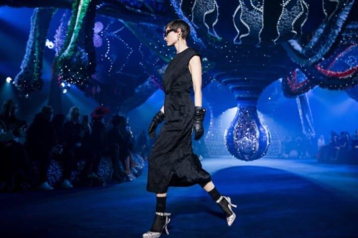 Dior convierte la pasarela en un cuento de hadas con esculturas bordadas