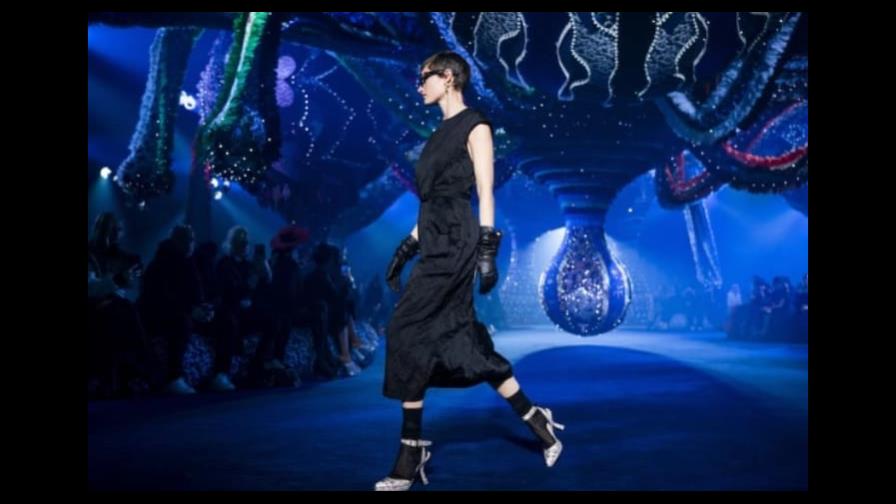 Dior convierte la pasarela en un cuento de hadas con esculturas bordadas Dior convierte la pasarela en un cuento de hadas con esculturas bordadas