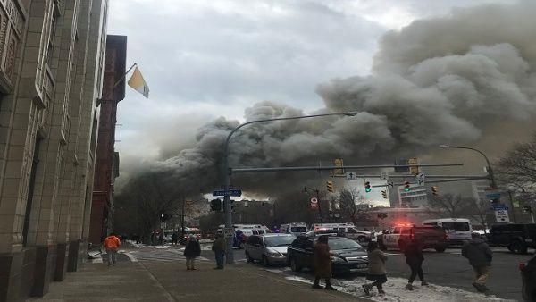 Incendio en una tienda de disfraces en Buffalo deja un bombero muerto