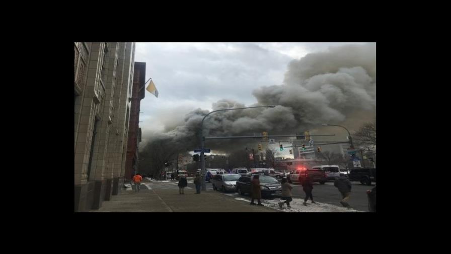 Incendio en una tienda de disfraces en Buffalo deja un bombero muerto