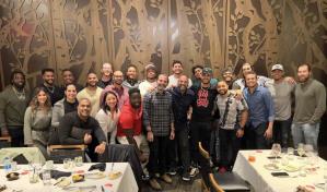 Escogido se reúne con sus peloteros que entrenan en Arizona