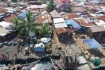 Pobres de Sierra Leona arrebatan espacio al mar para construir sus casas