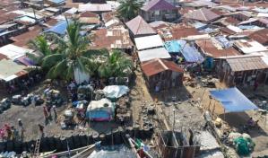 Pobres de Sierra Leona arrebatan espacio al mar para construir sus casas