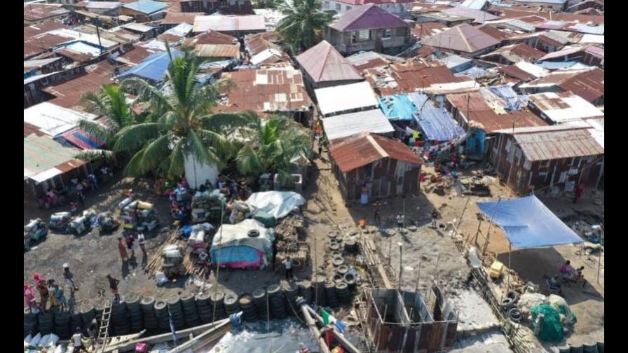 Pobres de Sierra Leona arrebatan espacio al mar para construir sus casas Pobres de Sierra Leona arrebatan espacio al mar para construir sus casas