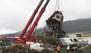 Grecia contin&uacute;a la delicada b&uacute;squeda tras choque de trenes