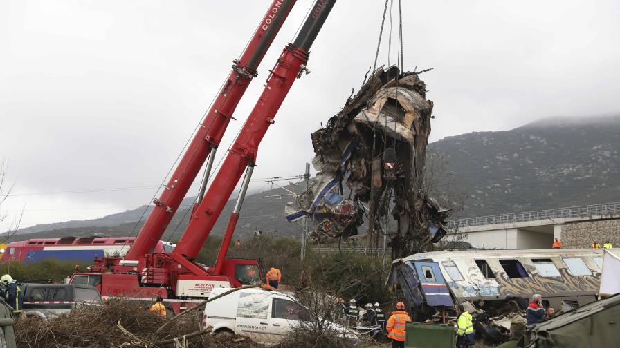 Grecia continúa la delicada búsqueda tras choque de trenes Grecia continúa la delicada búsqueda tras choque de trenes
