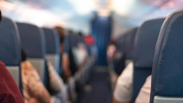 Acusan a un pasajero por atacar a un tripulante en pleno vuelo de Los Ángeles a Boston