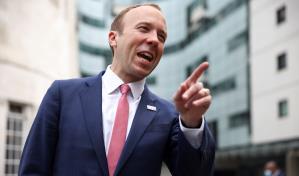 Exministro británico es acusado de ignorar consejos de expertos durante la pandemia