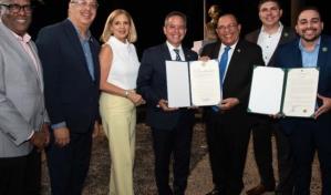 Gobierno de PR entrega proclama por el 179 aniversario de la independencia dominicana