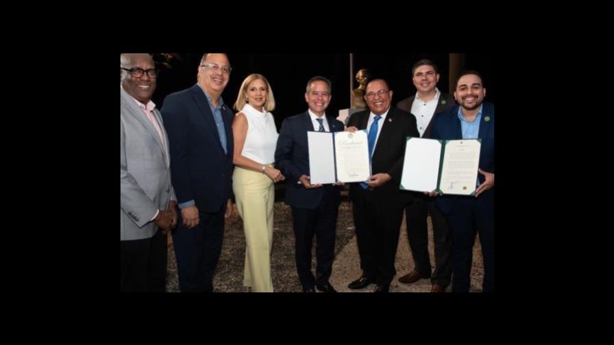 Gobierno de PR entrega proclama por el 179 aniversario de la independencia dominicana