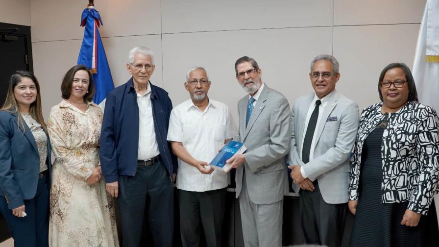 El Minerd recibe donación del Diccionario del Español Dominicano El Minerd recibe donación del Diccionario del Español Dominicano