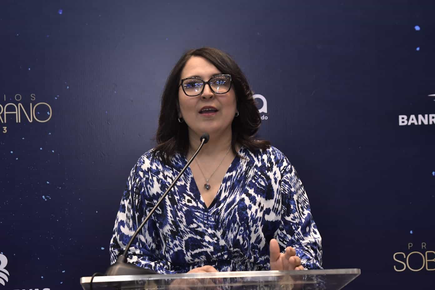 Emelyn Baldera durante el anuncio de los detalles de la premiación.