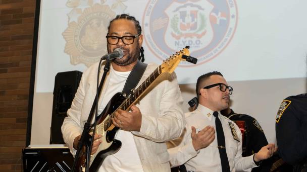 Policía de Nueva York reconoce al bachatero dominicano Luis Vargas