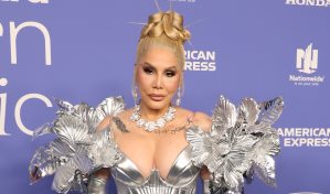 Bad Bunny le entrega a Ivy Queen el Premio Icon en el Billboard Women in Music 2023