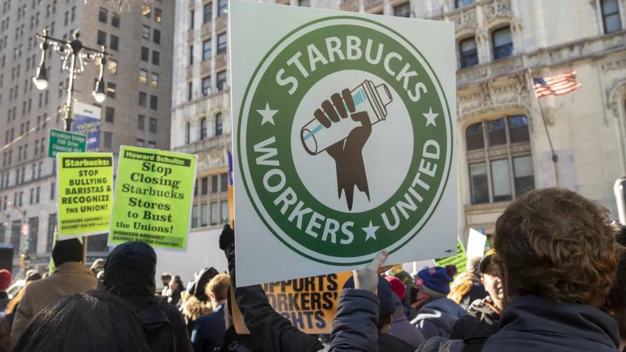 Un juez de EEUU condena a Starbucks por dificultar la creación de sindicatos Un juez de EEUU condena a Starbucks por dificultar la creación de sindicatos