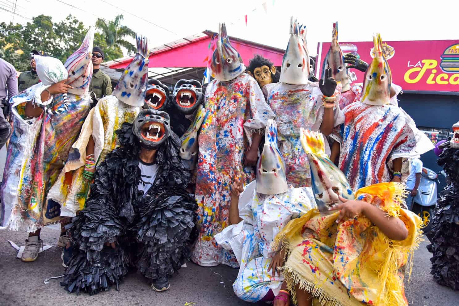 Parte de los chicos que estaban trabajando en la elaboración de las caretas horas más tarde en la sallida del carnaval de Cotuí del domingo 19 de febrero.