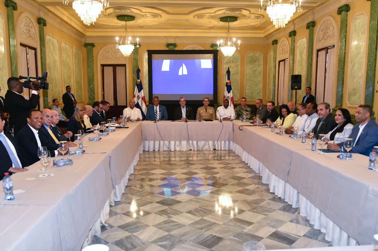 La reunión se celebra en el Salón Verde del Palacio Nacional. 