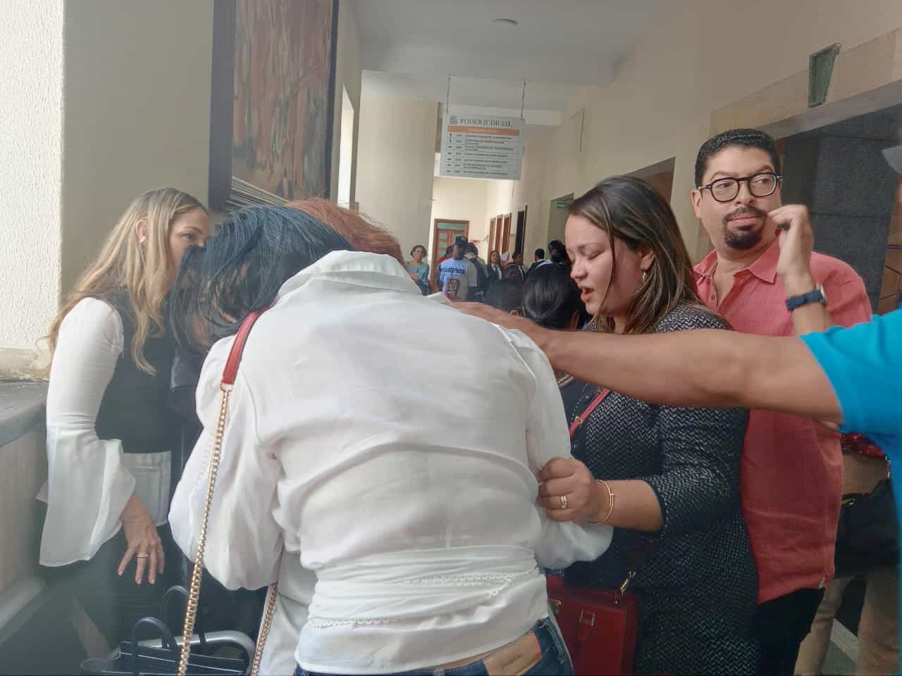 Familiares y compañeros de trabajo de Patricia Peynado